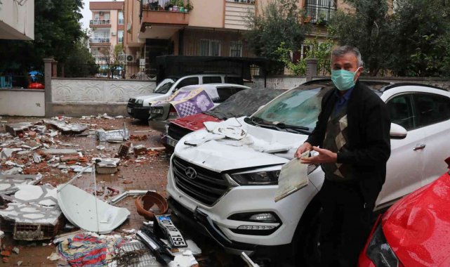 Antalya&#039;da uçan çatı duvarı 4 aracın üzerine düşerek ortalığı savaş alanına çevirdi