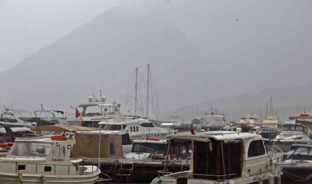 Antalya'da yağıştan dolayı iki tekne battı, balıkçılar ekmek teknelerinde nöbet tutmaya başladı