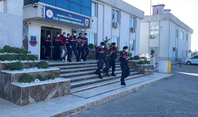Antalya'da yakalama kararı bulunan 2 kişi tutuklandı