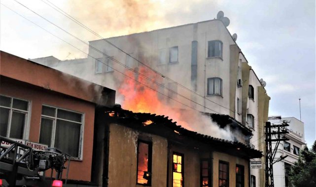 Antalya'da yanan binanın birinci katında mahsur kalan genç kız atlayarak hayata tutundu