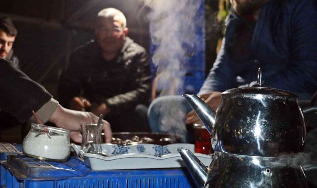 Antalya&#039;daki çiftçilerin çaylı kestaneli &#039;soğuk nöbeti&#039; başladı