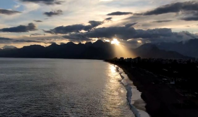 Antalya'nın dünyaca ünlü sahilinde kartpostallık görüntü