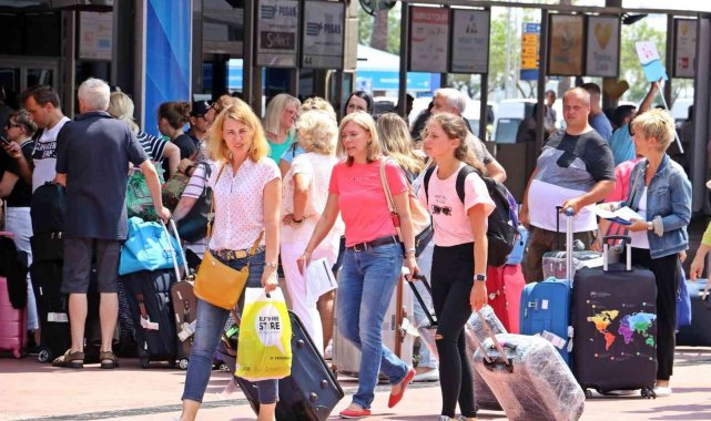 Antalya&#039;ya gelen turist sayısı 9 milyonu geçti