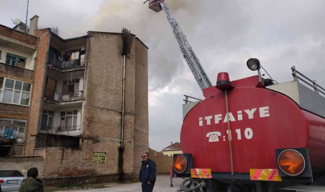 Apartman çatısındaki yangın korkuttu