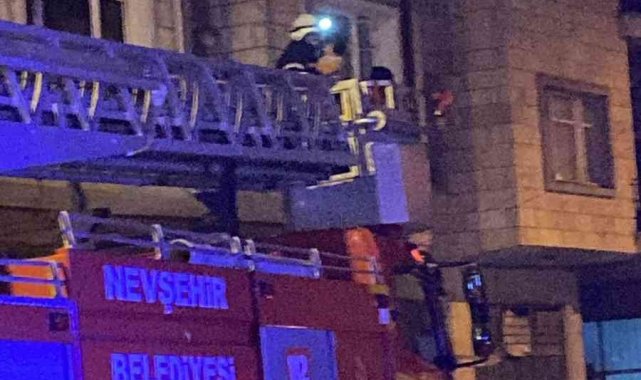 Apartmanda yangın paniği: Mahsur kalan vatandaşları itfaiye tahliye etti