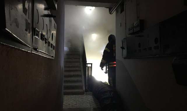 Apartmanı kaplayan yoğun duman vatandaşları sokağa döktü