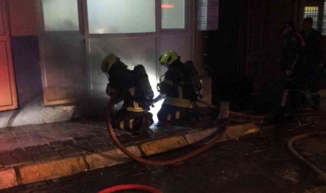 Apartmanın bodrumunda çıkan yangın panikletti