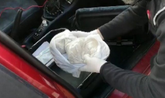 Araç içerisine zulalanan eroini, narkotik köpeği Dino buldu