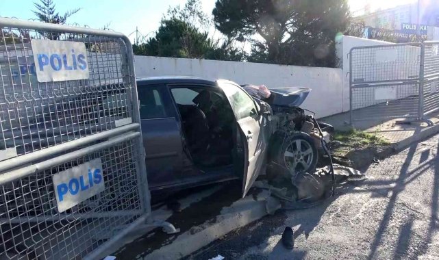 Araç sürücüsü önce hafriyat kamyonuna sonra polis okulunun duvarına çarptı