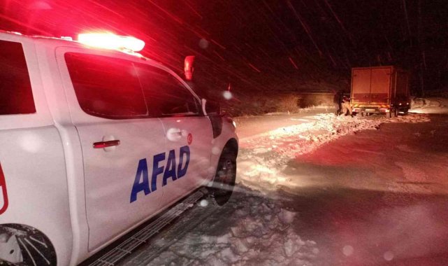 Aracı kara saplanan vatandaşları AFAD kurtardı