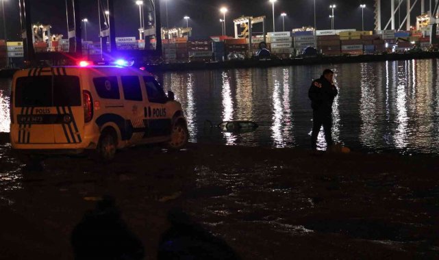 Aracını denize sürdü, hiçbir şey olmamış gibi sigarasını yakarak uzaklaştı