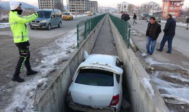 Araçla çarpışan otomobil sulama kanalına uçtu: 2 yaralı
