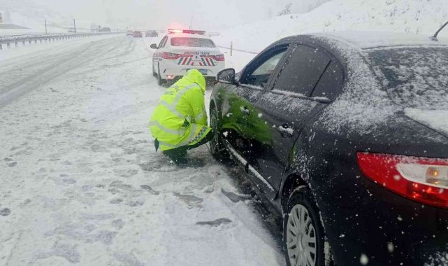 Araçlarıyla yolda kalan sürücülerin yardımına jandarma koştu