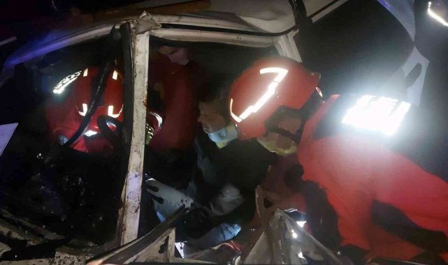 Araçta sıkışan sürücü kurtarıldı