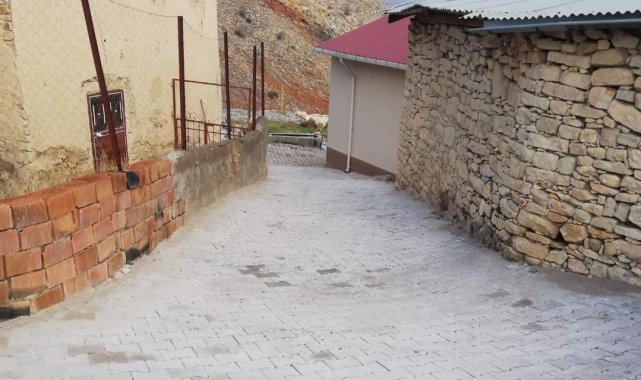 Arapgir'de kilit taş çalışmaları sürüyor