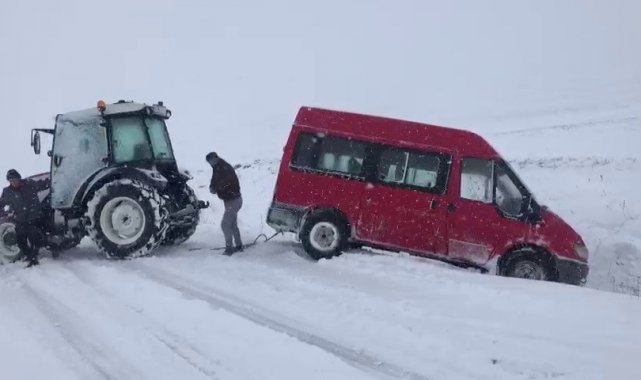 Ardahan'da karda kayan minibüs traktör yardımı ile kurtarıldı