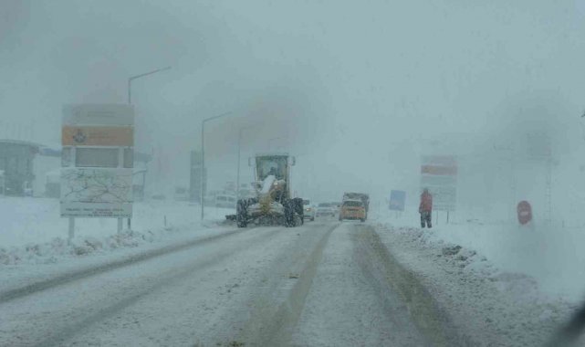 Ardahan&#039;da tır geçişine kar engeli
