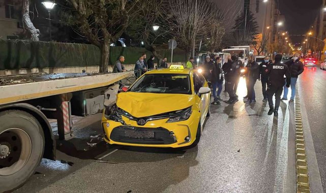 Arızalanan araç başında beklerken ticari taksi çarptı: 2 yaralı