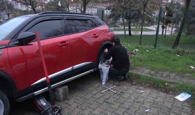 Arnavuktöy'de "usta işi" hırsızlık: Aracı kaldırım taşına çıkartıp lastiklerini çaldılar