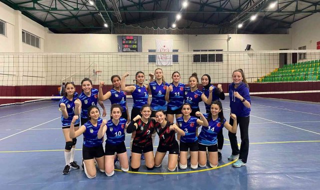 Arnavutköy&#039;de Genç Kızlar Voleybol Takımı&#039;ndan bir galibiyet daha