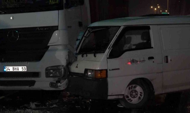 Arnavutköy'de zincirleme kaza, salça yüklü araç tır ile otobüs arasında sıkıştı