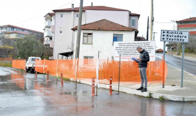 Arsasından geçirilen asfalt yolu duba ve filelerle kapattı
