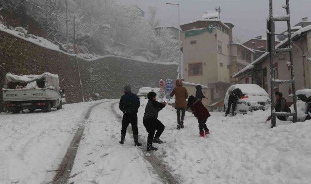 Artvin&#039;de kar yağışı nedeniyle 125 köy yolu ulaşıma kapandı