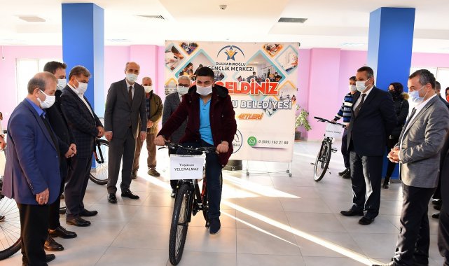 Aşı kampanyasına katılan gençlere bisiklet