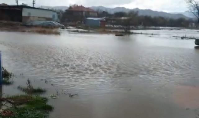 Aşırı yağışlar mahalleyi göle çevirdi