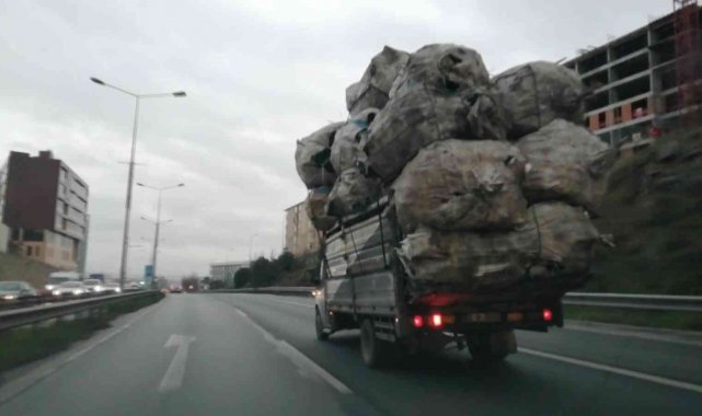 Aşırı yüklü kamyonun E-5 karayolunda ilerlediği anlar kamerada