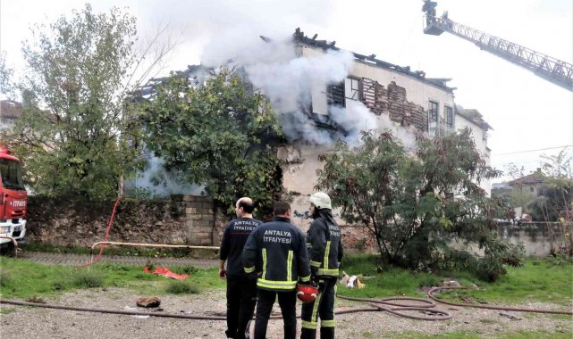 Asırlık metruk bina alev alev yandı, vatandaş isyan etti