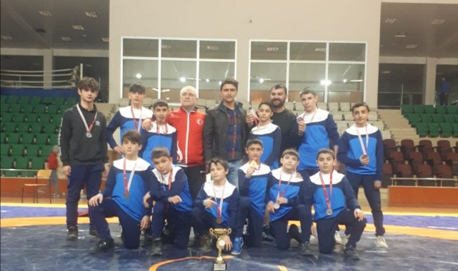 ASP güreşçileri madalyaları topladı