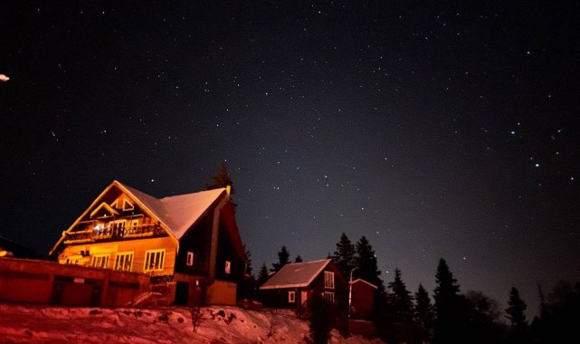 Atabarı Kayak Merkezinin gece görünümü büyülüyor