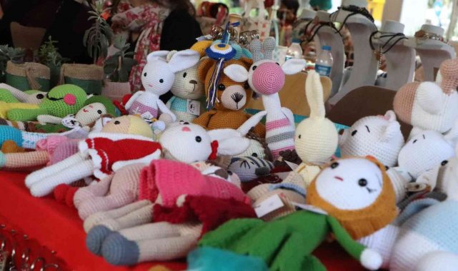 Atakumlu emekçi kadınlardan yılbaşı konseptli pazar