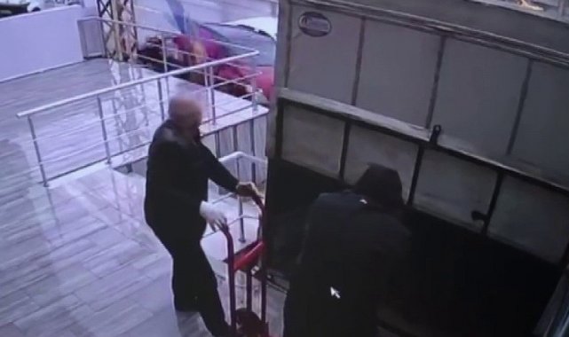 Ataşehir'de direksiyon hakimiyetini kaybeden kadın sürücü dehşet saçtı: 1 yaralı