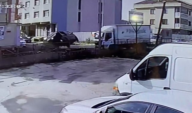 Ataşehir&#039;de kamyonete çarpan araç yan yattı: 2&#039;si çocuk 3 yaralı