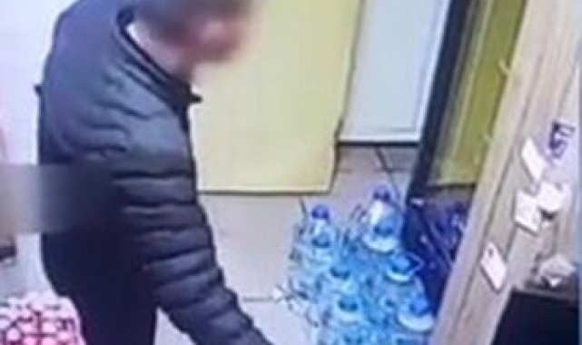 Ataşehir'de tekel bayiinde telefon hırsızlığı kamerada