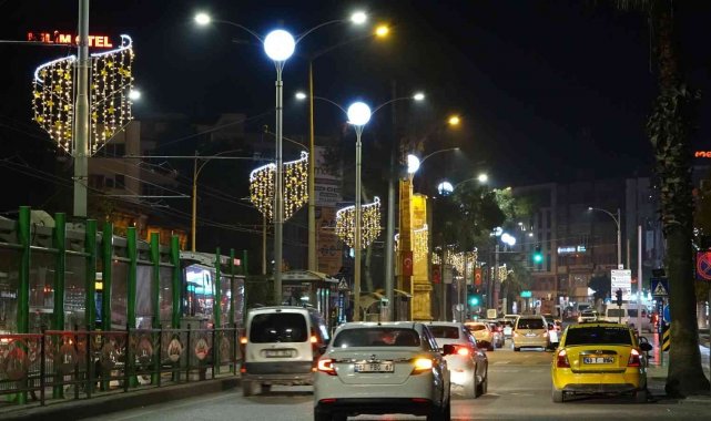 Atatürk Bulvarı ışıklandırıldı