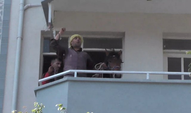 Atıyla daireye çıktı, herkes şaşırdı