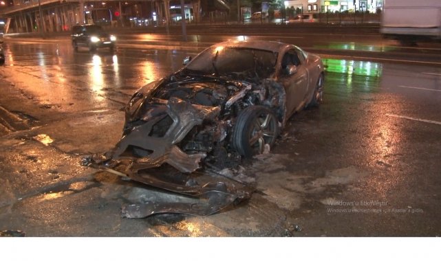 Avcılar'da lüks otomobil yandı