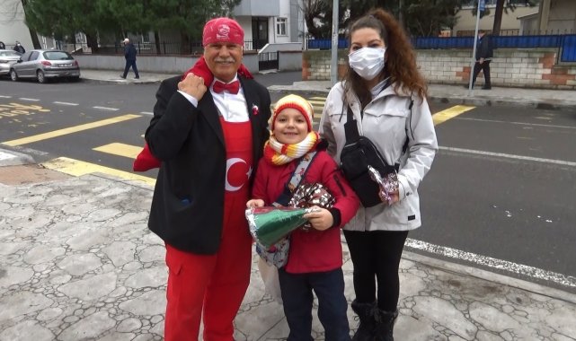 Ay yıldızlı elbisesi ile sokak sokak çocuklara hediye dağıtıyor