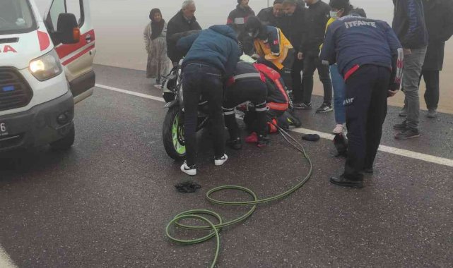 Ayağı motosiklet tekerine sıkışan sürücü itfaiye ekipleri tarafından kurtarıldı