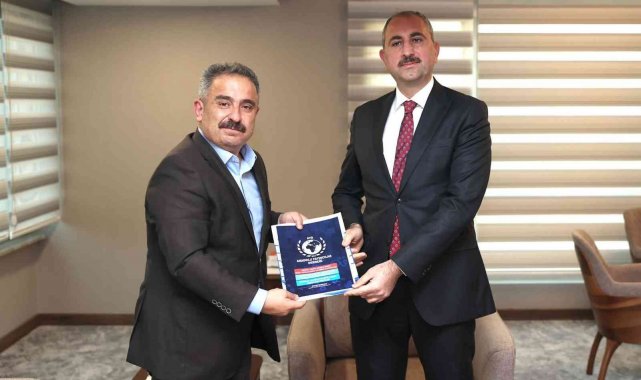 AYD Başkanı Burhan, Bakan Gül'e internet yasasıyla ilgili dosya sundu