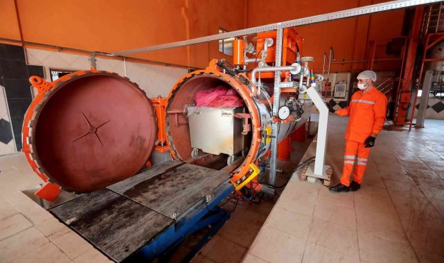 Ayda 210 ton tıbbi atığı evsel atığa dönüştürüyor