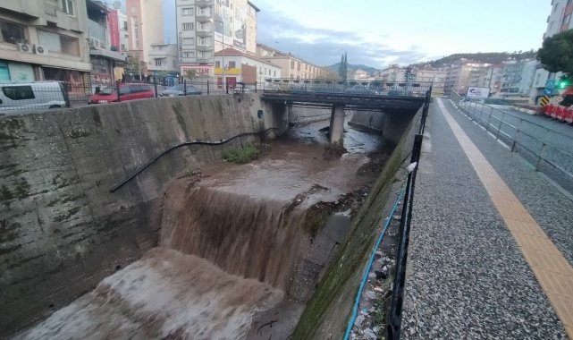 Aydın'da etkili olan yağışlar Tabakhane Deresi'ndeki suları yükseltti