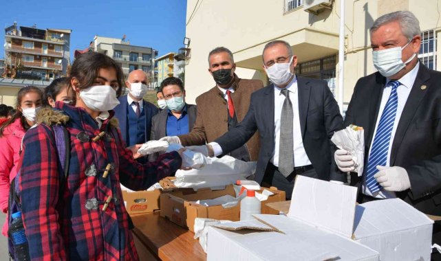Aydın'da öğrencilere balık ekmek dağıtıldı