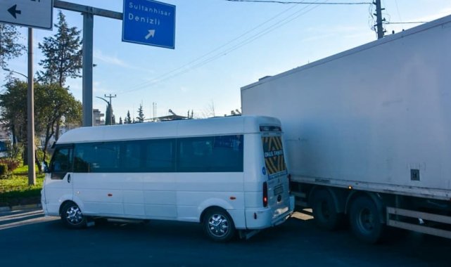 Aydın&#039;da tır, servis aracına çarptı