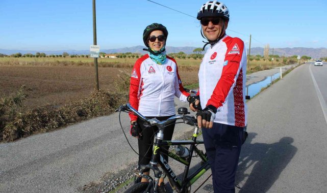 Aydınlı bisiklet tutkunu çift, görenlerin dikkatini çekiyor