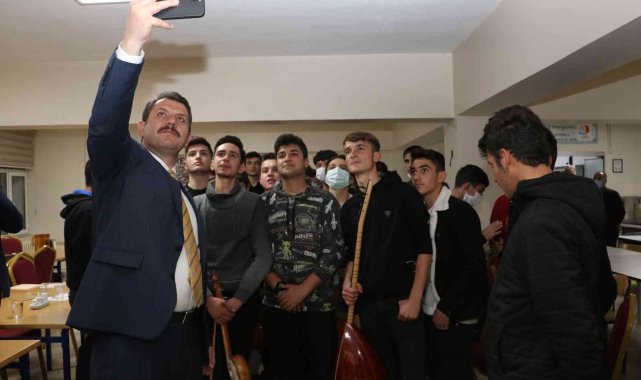 Ayhan, öğrencilerin taleplerini dinledi