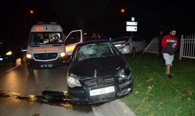 Aynı yönde seyir halindeki otomobillerin kazası demir bariyerlerde son buldu: 3 yaralı
